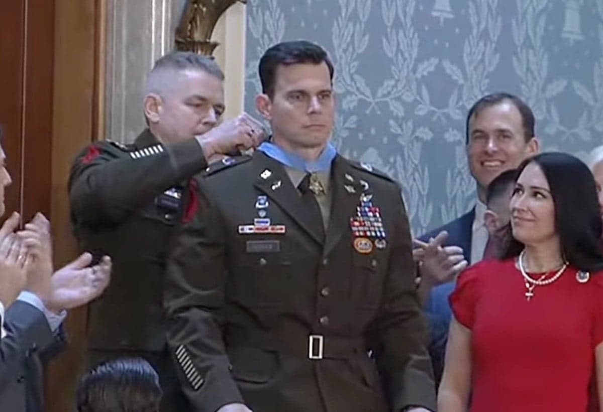 Siapa Eric Slover? Pilot Helikopter AS yang Terluka saat Operasi Penangkapan Nicolas Maduro Siapa Eric Slover? Pilot Helikopter AS yang Terluka saat Operasi Penangkapan Nicolas Maduro