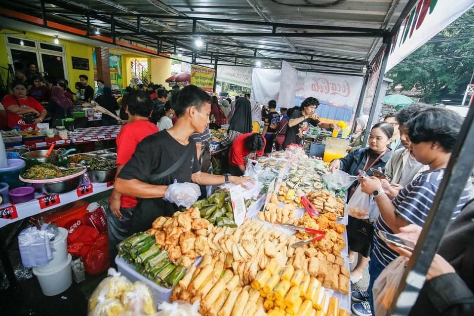 Fenomena War Takjil Indonesia Bikin Warga Asing Heran: Di Sini Perang Saham, di Sana Rebutan Gorengan Fenomena War Takjil Indonesia Bikin Warga Asing Heran: Di Sini Perang Saham, di Sana Rebutan Gorengan