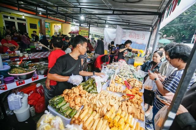 Fenomena War Takjil Indonesia Bikin Warga Asing Heran: Di Sini Perang Saham, di Sana Rebutan Gorengan Fenomena War Takjil Indonesia Bikin Warga Asing Heran: Di Sini Perang Saham, di Sana Rebutan Gorengan