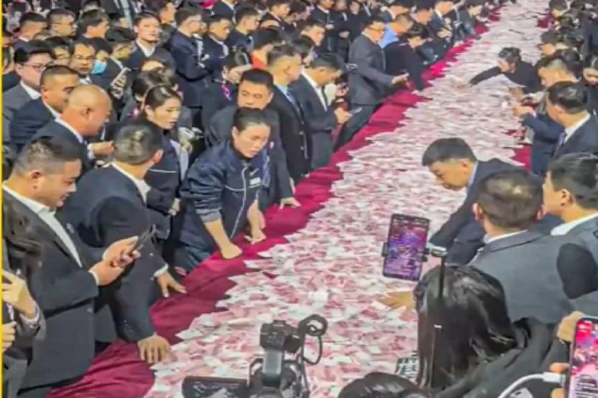 Viral! Bos China Bagikan Bonus Rp439,3 Miliar, Karyawan Bebas Ambil di Atas Meja Viral! Bos China Bagikan Bonus Rp439,3 Miliar, Karyawan Bebas Ambil di Atas Meja