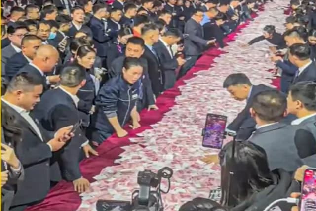 Viral! Bos China Bagikan Bonus Rp439,3 Miliar, Karyawan Bebas Ambil di Atas Meja Viral! Bos China Bagikan Bonus Rp439,3 Miliar, Karyawan Bebas Ambil di Atas Meja