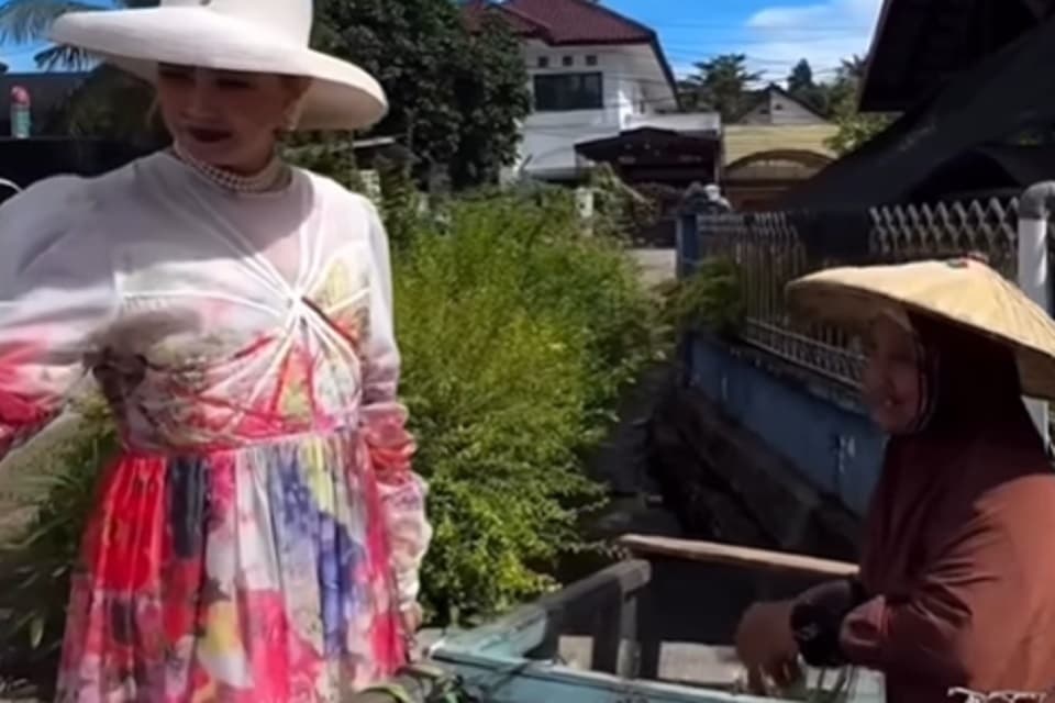 Viral! Gaya Busana Istri Gubernur Kaltim Jadi Sorotan di Tengah Polemik Mobil Dinas Rp8,5 Miliar Viral! Gaya Busana Istri Gubernur Kaltim Jadi Sorotan di Tengah Polemik Mobil Dinas Rp8,5 Miliar