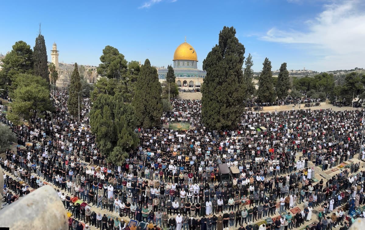 100.000 Orang Salat Jumat Kedua Ramadan di Masjid Al-Aqsa meski Dibatasi Israel 100.000 Orang Salat Jumat Kedua Ramadan di Masjid Al-Aqsa meski Dibatasi Israel