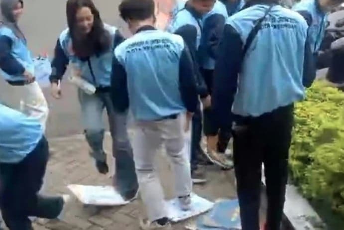 Kecewa, Atlet Pasuruan Demo Injak Plakat Buntut Bonus Porprov IX Tidak Sesuai Janji Kecewa, Atlet Pasuruan Demo Injak Plakat Buntut Bonus Porprov IX Tidak Sesuai Janji