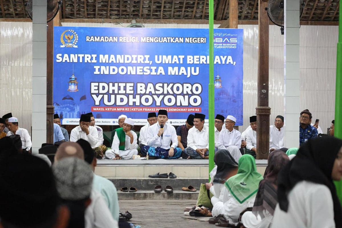 Wakil Ketua MPR Tegaskan Peran Strategis Santri untuk Negeri Wakil Ketua MPR Tegaskan Peran Strategis Santri untuk Negeri