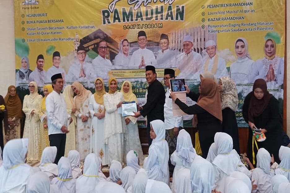 DPP Golkar Gelar Festival Ramadan, Sri Suparni Bahlil Beri Santunan ke Ratusan Santri DPP Golkar Gelar Festival Ramadan, Sri Suparni Bahlil Beri Santunan ke Ratusan Santri