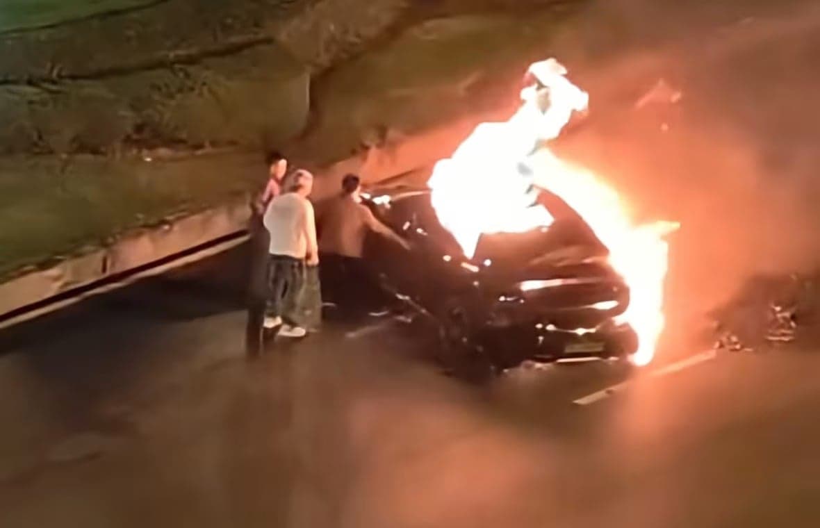 Kegagalan Sistem Pintu Elektronik Sebabkan Pengemudi Terjebak dalam Kecelakaan Mobil Listrik Kegagalan Sistem Pintu Elektronik Sebabkan Pengemudi Terjebak dalam Kecelakaan Mobil Listrik