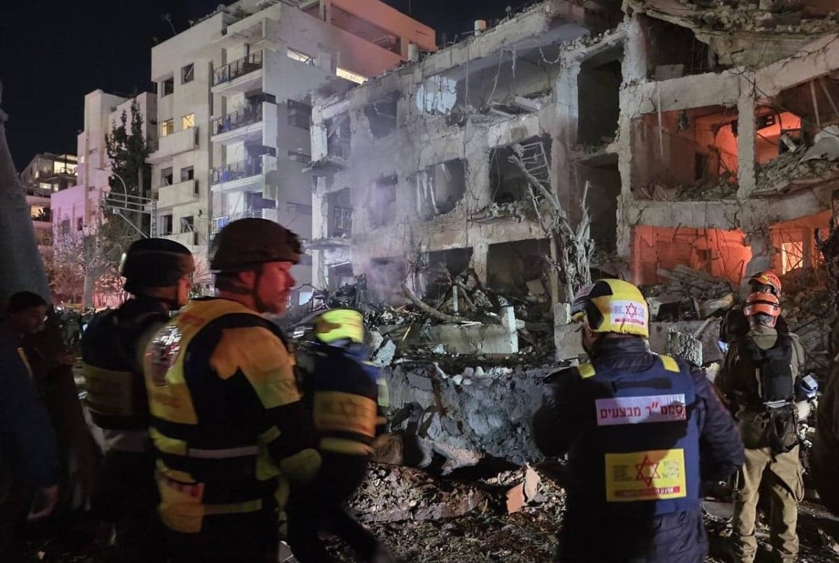 Serangan 125 Misil Iran Porak-porandakan Tel Aviv, 1 Tewas dan 27 Orang Terluka Serangan 125 Misil Iran Porak-porandakan Tel Aviv, 1 Tewas dan 27 Orang Terluka