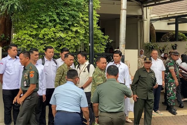 Panglima TNI dan Sejumlah Menteri Kabinet Merah Putih Melayat ke Rumah Duka Try Sutrisno Panglima TNI dan Sejumlah Menteri Kabinet Merah Putih Melayat ke Rumah Duka Try Sutrisno