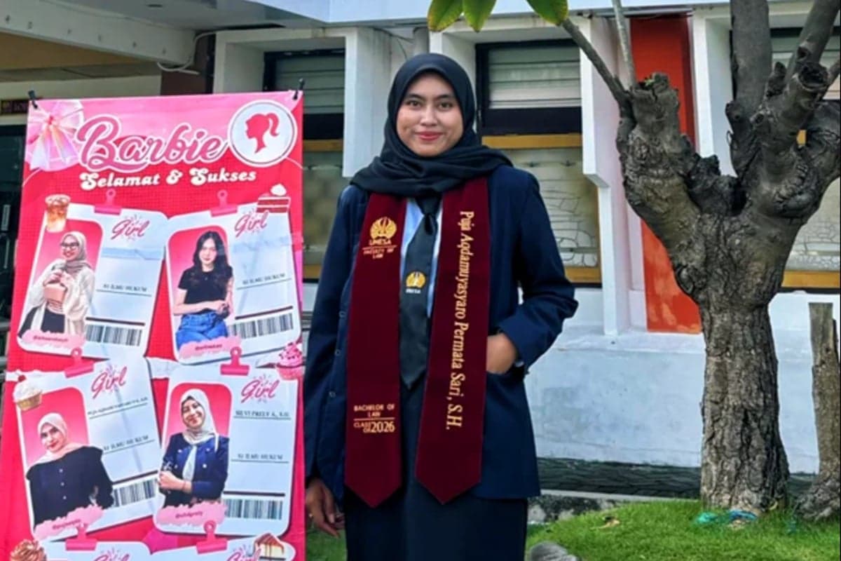 Cerita Puja Aqdamuyasyaro, dari Mawapres ke Wisudawan Terbaik FH Unesa Cerita Puja Aqdamuyasyaro, dari Mawapres ke Wisudawan Terbaik FH Unesa
