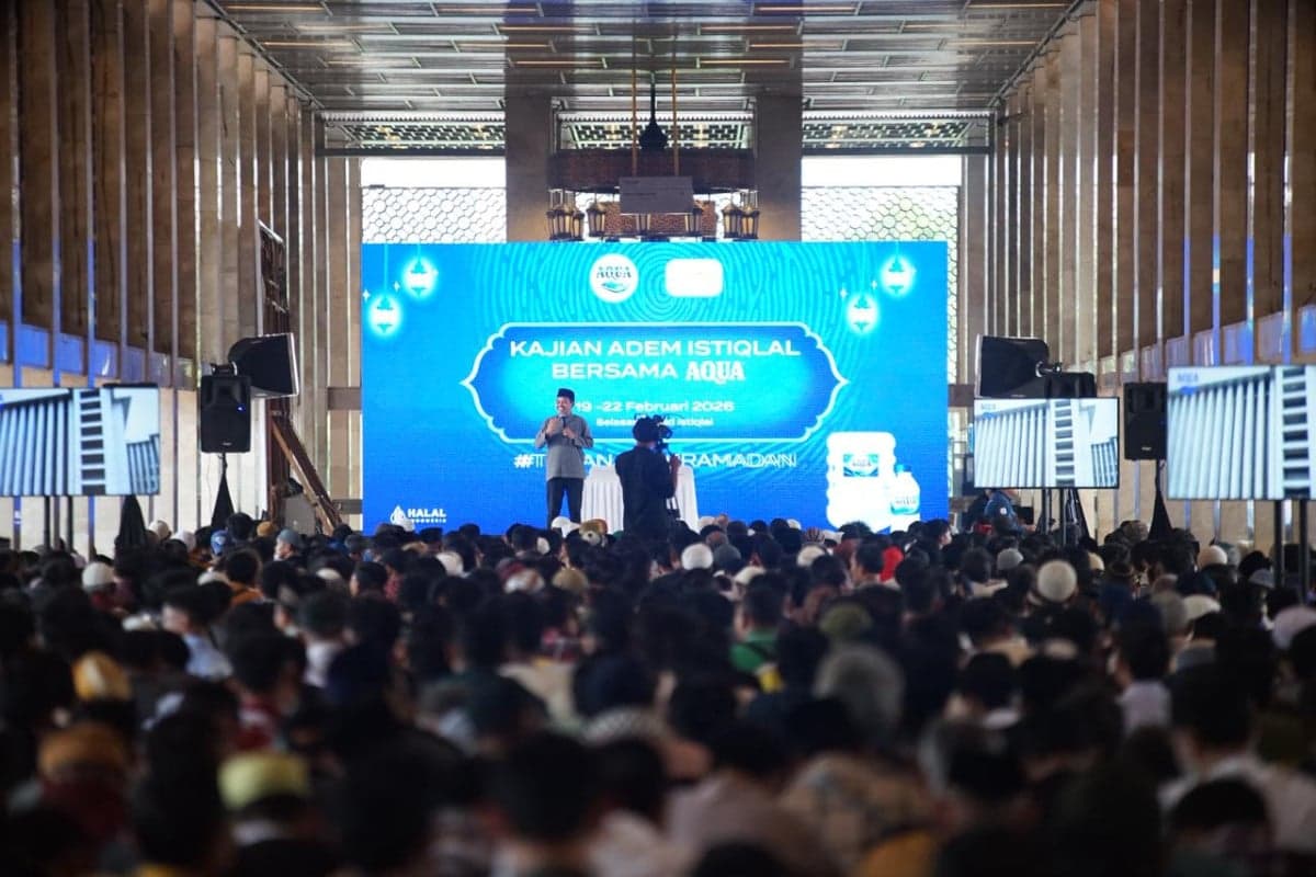AQUA Bagikan 100.000 Air Minum dan Takjil untuk Jamaah Masjid Istiqlal AQUA Bagikan 100.000 Air Minum dan Takjil untuk Jamaah Masjid Istiqlal