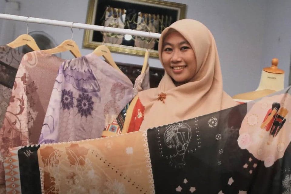 Pemberdayaan BRI Tumbuhkan Kreativitas Hijasmita Lewat Desain Hijab Modern Bernuansa Lokal Pemberdayaan BRI Tumbuhkan Kreativitas Hijasmita Lewat Desain Hijab Modern Bernuansa Lokal