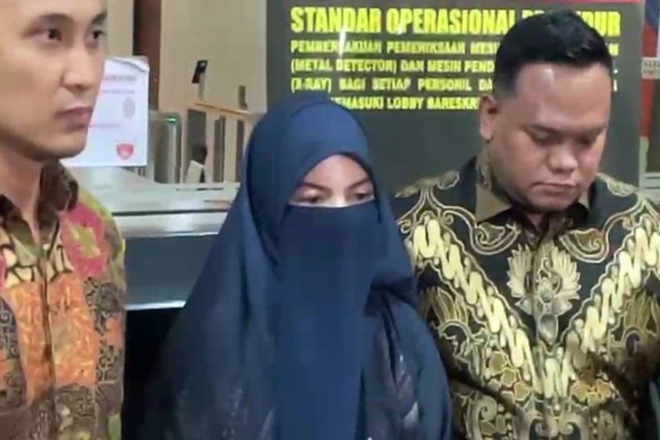 Buntut Laporan Inara Rusli, Wardatina Mawa Penuhi Panggilan Polisi dan Dicecar 27 Pertanyaan Buntut Laporan Inara Rusli, Wardatina Mawa Penuhi Panggilan Polisi dan Dicecar 27 Pertanyaan