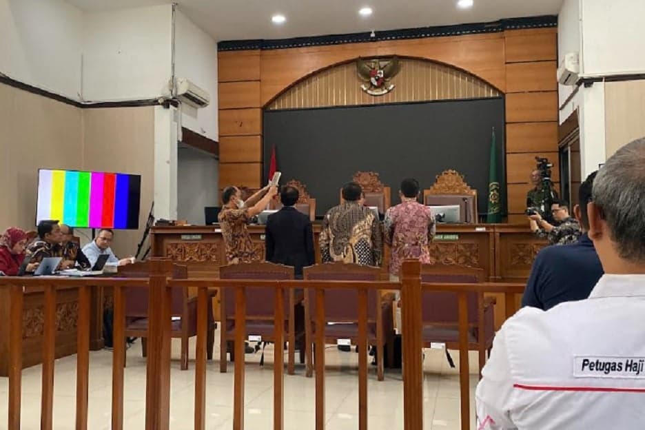Sidang Praperadilan, Kuasa Hukum Gus Yaqut Serahkan Tumpukan Dokumen ke Hakim Sidang Praperadilan, Kuasa Hukum Gus Yaqut Serahkan Tumpukan Dokumen ke Hakim