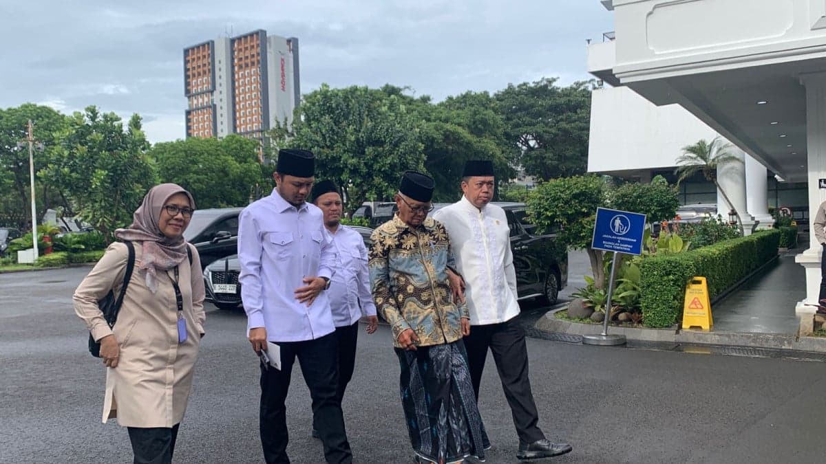 Penuhi Undangan Prabowo, Pimpinan MUI, PBNU, dan Muhammadiyah Tiba di Istana Penuhi Undangan Prabowo, Pimpinan MUI, PBNU, dan Muhammadiyah Tiba di Istana