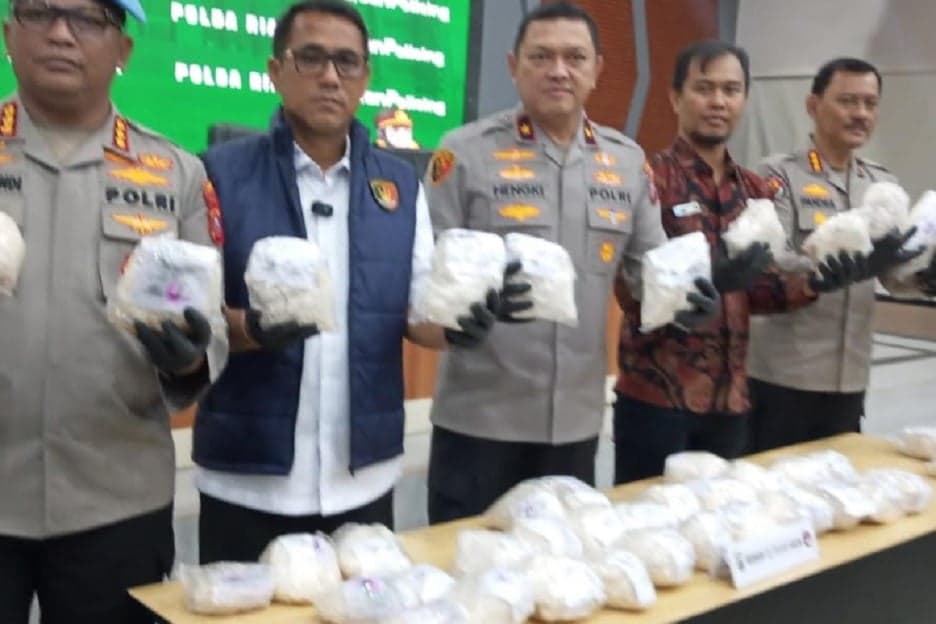 Polda Riau Bongkar Sindikat Narkoba, Sita 22,7 Kg Heroin Senilai Rp68 Miliar Polda Riau Bongkar Sindikat Narkoba, Sita 22,7 Kg Heroin Senilai Rp68 Miliar
