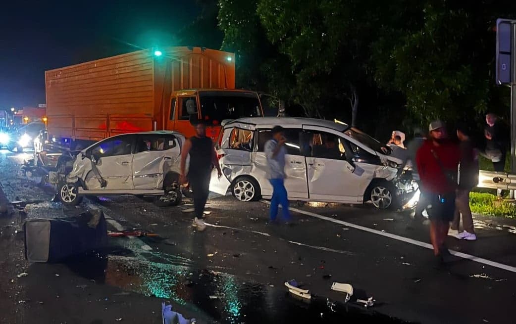 Kecelakaan Beruntun 10 Mobil di Tol Cipularang Arah Jakarta, Petugas Evakuasi Korban Kecelakaan Beruntun 10 Mobil di Tol Cipularang Arah Jakarta, Petugas Evakuasi Korban