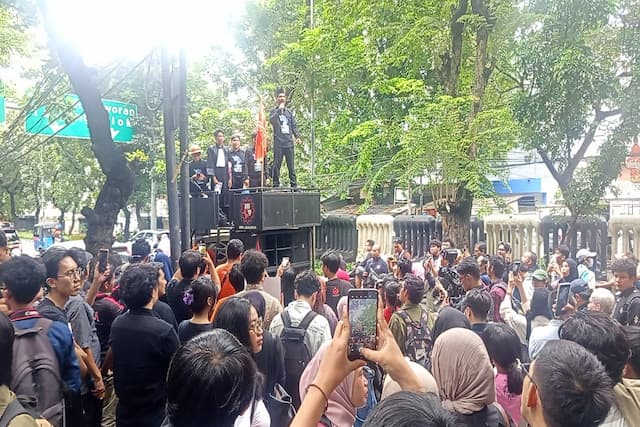 Usai Divonis Bebas, Syahdan: Saya Tak Akan Berhenti Mengatakan Kebenaran Usai Divonis Bebas, Syahdan: Saya Tak Akan Berhenti Mengatakan Kebenaran