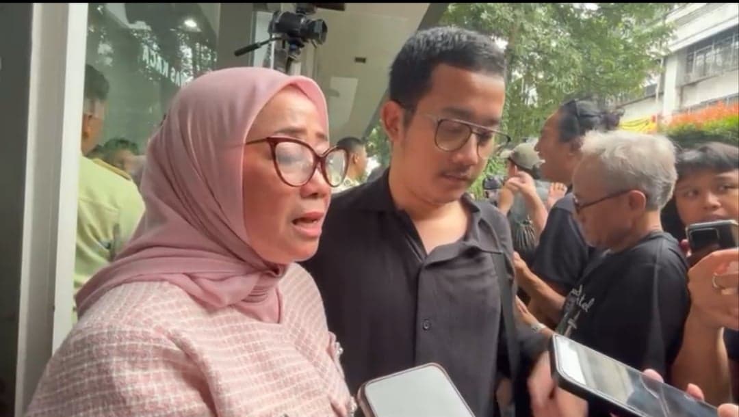 Ibunda Delpedro Menangis setelah Anaknya Divonis Bebas Ibunda Delpedro Menangis setelah Anaknya Divonis Bebas