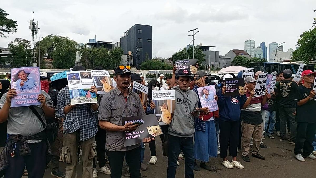 Demonstrasi di DPR, Massa Minta Indonesia Keluar dari BoP Demonstrasi di DPR, Massa Minta Indonesia Keluar dari BoP