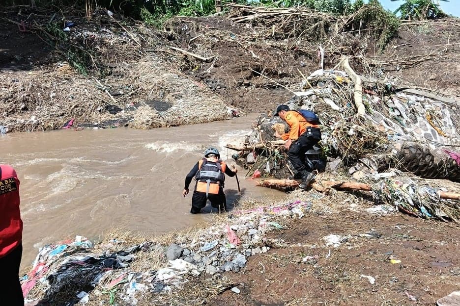 Banjir Bandang Terjang Buleleng Bali, 2 Orang Tewas dan 2 Lainnya Hilang Banjir Bandang Terjang Buleleng Bali, 2 Orang Tewas dan 2 Lainnya Hilang
