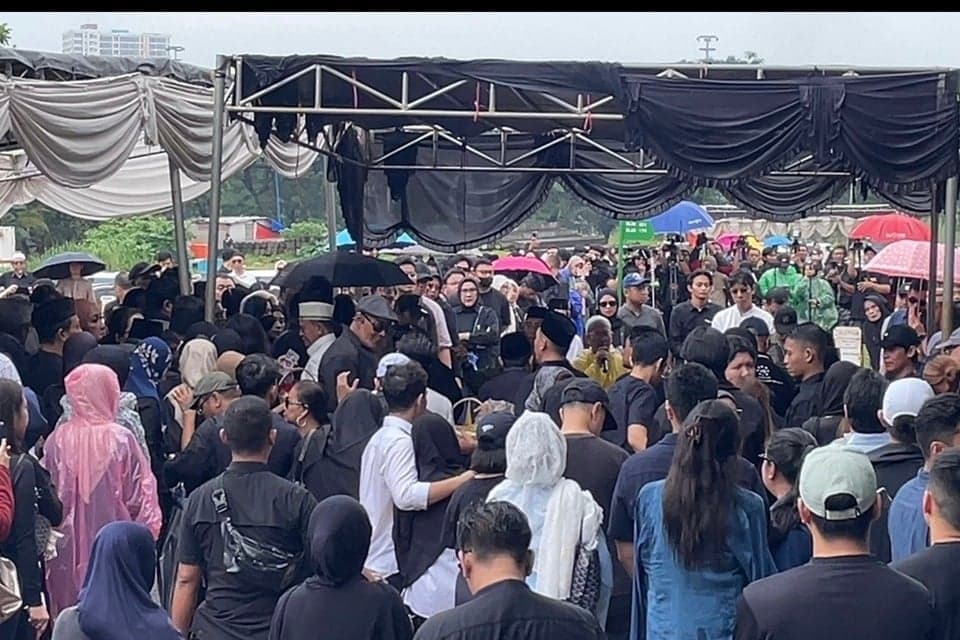 Tangis Keluarga dan Sahabat Iringi Pemakaman Vidi Aldiano di TPU Tanah Kusir Tangis Keluarga dan Sahabat Iringi Pemakaman Vidi Aldiano di TPU Tanah Kusir