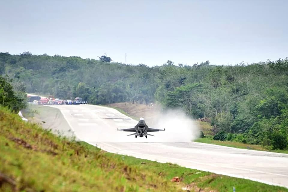 Gebrakan RI, Ruas Jalan Tol Bakal Dimodif Jadi Landasan Jet Tempur Gebrakan RI, Ruas Jalan Tol Bakal Dimodif Jadi Landasan Jet Tempur
