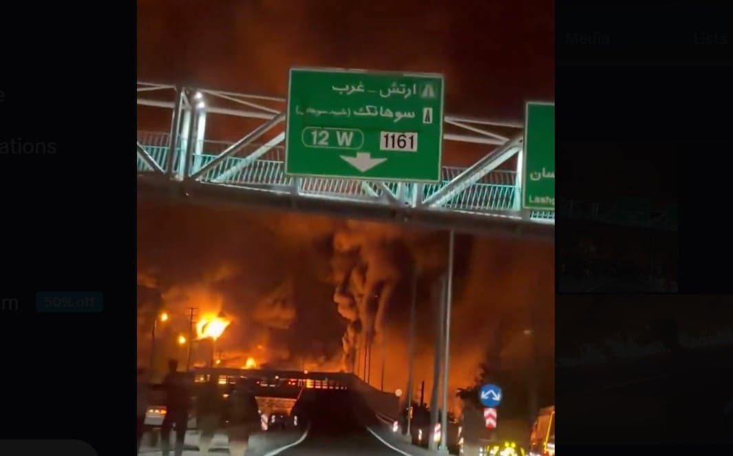 Perang Psikologis Dimulai, Israel Serang 4 Fasilitas Penyimpanan Minyak Iran Perang Psikologis Dimulai, Israel Serang 4 Fasilitas Penyimpanan Minyak Iran