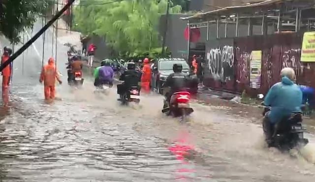 Diguyur Hujan Deras, 38 RT dan 13 Jalan di Jakarta Banjir Diguyur Hujan Deras, 38 RT dan 13 Jalan di Jakarta Banjir