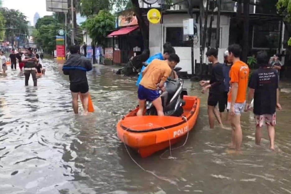 Benhil Terendam Banjir, Warga Dievakuasi dengan Perahu Karet Benhil Terendam Banjir, Warga Dievakuasi dengan Perahu Karet