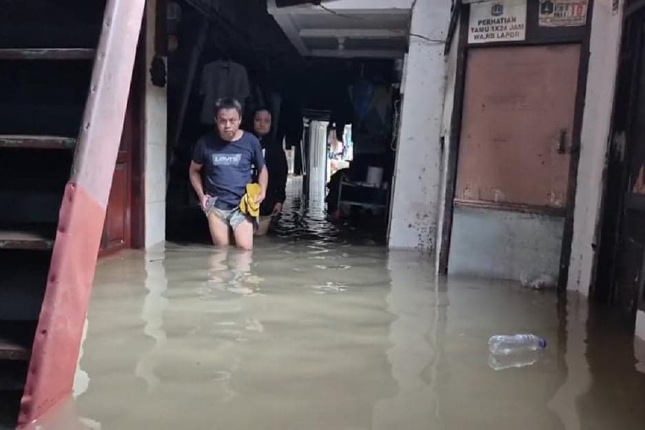 Kali Anak Ciliwung Meluap, Permukiman di Karet Pasar Baru Terendam Banjir Kali Anak Ciliwung Meluap, Permukiman di Karet Pasar Baru Terendam Banjir