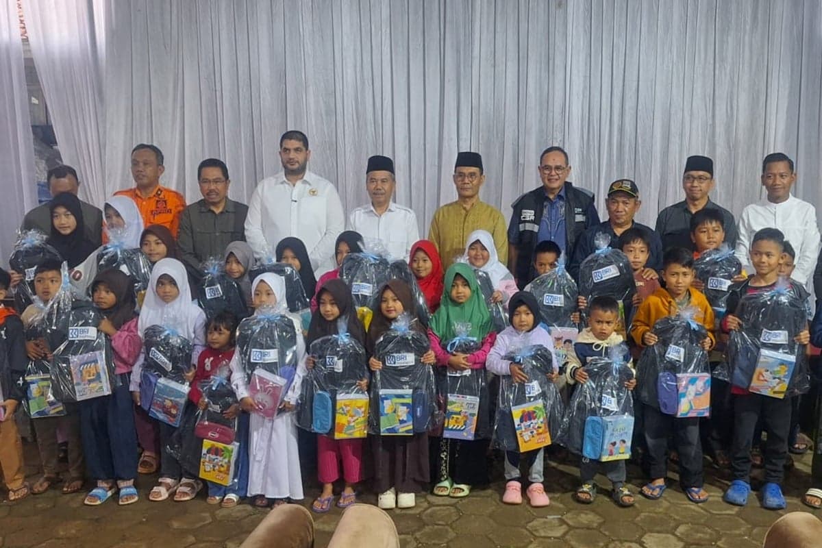 Kepedulian Longsor Cisarua KBB, BRI Insurance Salurkan Bantuan Air Bersih dan Perlengkapan Sekolah Kepedulian Longsor Cisarua KBB, BRI Insurance Salurkan Bantuan Air Bersih dan Perlengkapan Sekolah