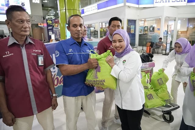 7 Tahun Berbagi, Perempuan Bangsa Buktikan Kepedulian pada Porter Stasiun Gambir 7 Tahun Berbagi, Perempuan Bangsa Buktikan Kepedulian pada Porter Stasiun Gambir