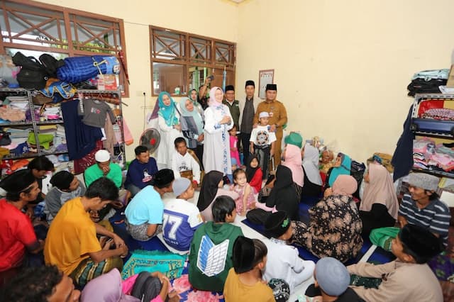 Sapa dan Bantu Korban Tanah Bergerak di Tegal, Rustini Muhaimin Dorong Tempat Huntara Sapa dan Bantu Korban Tanah Bergerak di Tegal, Rustini Muhaimin Dorong Tempat Huntara