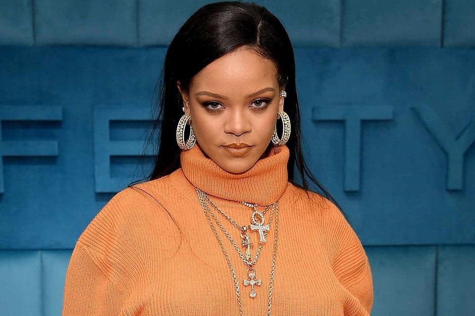 Rihanna Panik dan Syok setelah Rumahnya Ditembaki, Sistem Keamanan Diperketat Rihanna Panik dan Syok setelah Rumahnya Ditembaki, Sistem Keamanan Diperketat