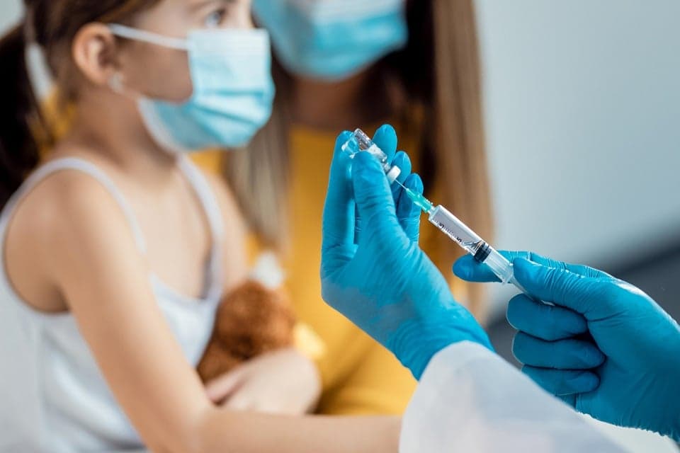 Kemenkes Tegaskan Vaksin MR Aman, Stok Jutaan Dosis Disiapkan Hadapi Lonjakan Campak Kemenkes Tegaskan Vaksin MR Aman, Stok Jutaan Dosis Disiapkan Hadapi Lonjakan Campak