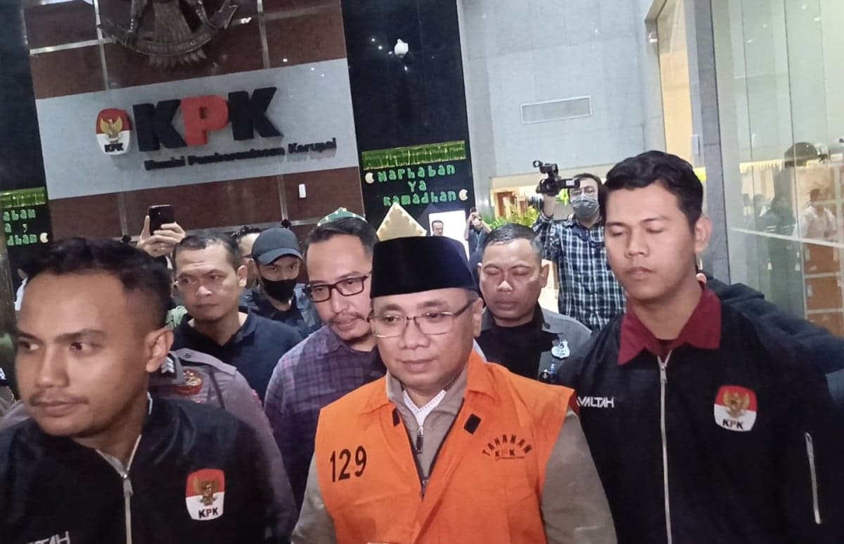 Gus Yaqut Pakai Rompi Tahanan KPK usai Diperiksa sebagai Tersangka Kasus Kuota Haji Gus Yaqut Pakai Rompi Tahanan KPK usai Diperiksa sebagai Tersangka Kasus Kuota Haji