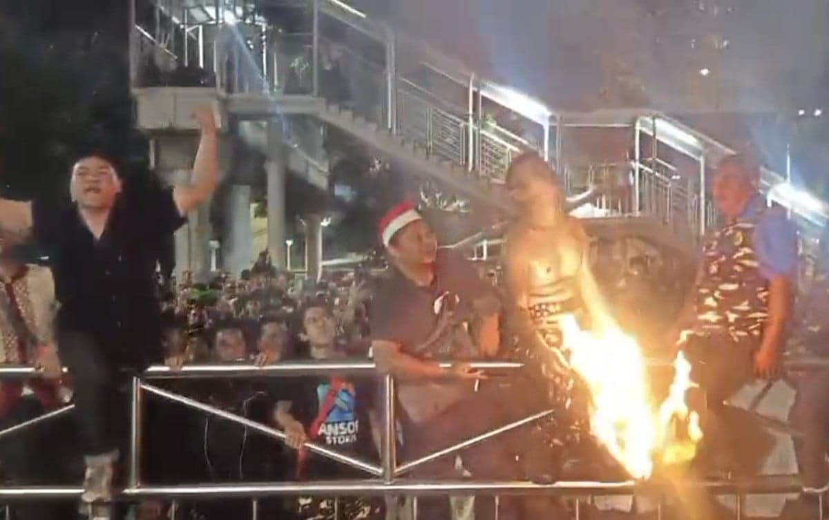 Gus Yaqut Ditahan KPK, Massa Banser Bakar Kaus Gus Yaqut Ditahan KPK, Massa Banser Bakar Kaus