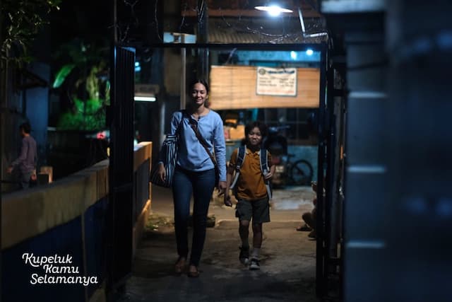 Film Kupeluk Kamu Selamanya Potret Perjuangan Ibu Tunggal yang Getarkan Hati Film Kupeluk Kamu Selamanya Potret Perjuangan Ibu Tunggal yang Getarkan Hati