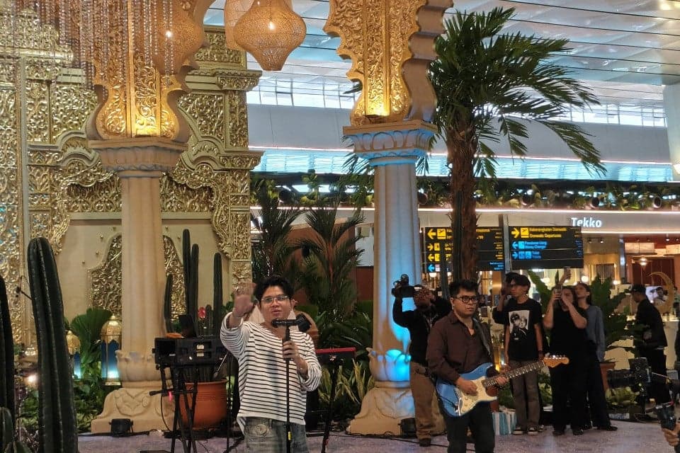 Music Zone Digelar di Bandara Soetta, Penampilan Juicy Luicy Hibur Para Penumpang Music Zone Digelar di Bandara Soetta, Penampilan Juicy Luicy Hibur Para Penumpang