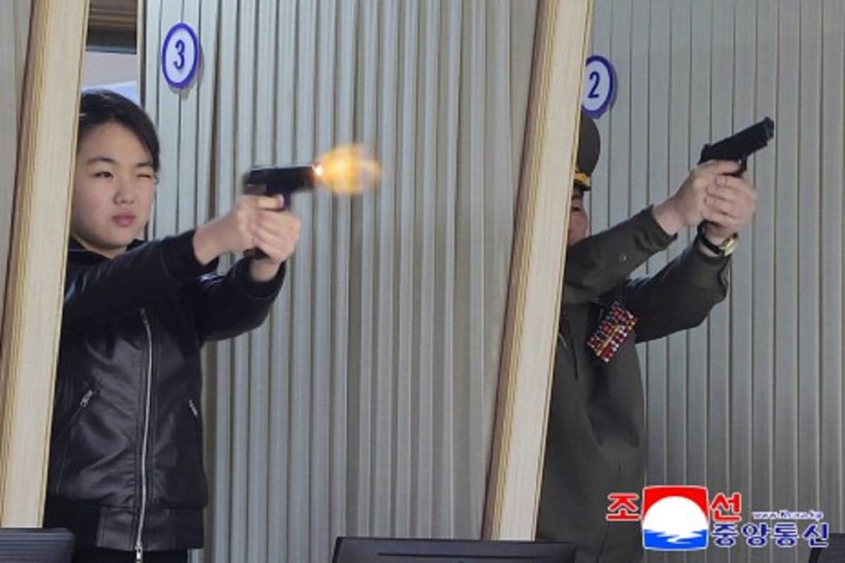 Korea Utara Rilis Foto Putri Cantik Kim Jong-un Tembakkan Pistol, Ini Penampakannya Korea Utara Rilis Foto Putri Cantik Kim Jong-un Tembakkan Pistol, Ini Penampakannya