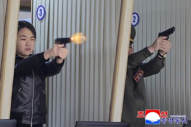 Korea Utara Rilis Foto Putri Cantik Kim Jong-un Tembakkan Pistol, Ini Penampakannya Korea Utara Rilis Foto Putri Cantik Kim Jong-un Tembakkan Pistol, Ini Penampakannya