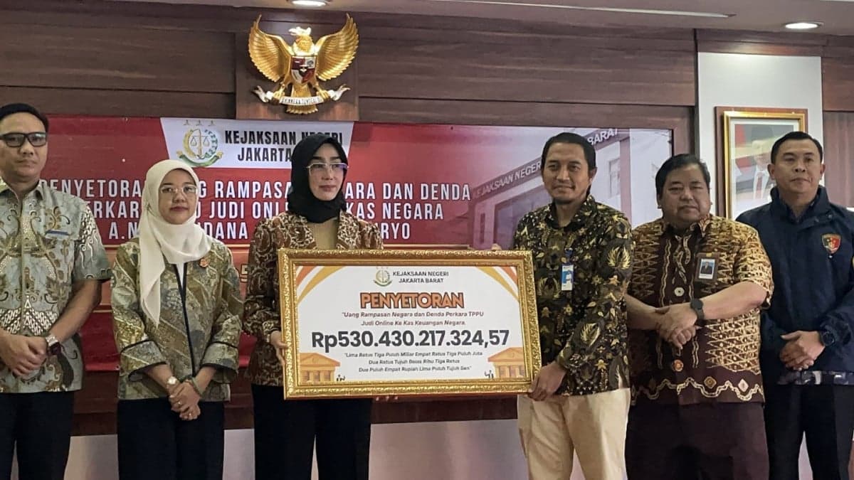 Kejari Jakbar Serahkan Rp530 Miliar Uang Rampasan TPPU Judi Online ke Kas Negara Kejari Jakbar Serahkan Rp530 Miliar Uang Rampasan TPPU Judi Online ke Kas Negara