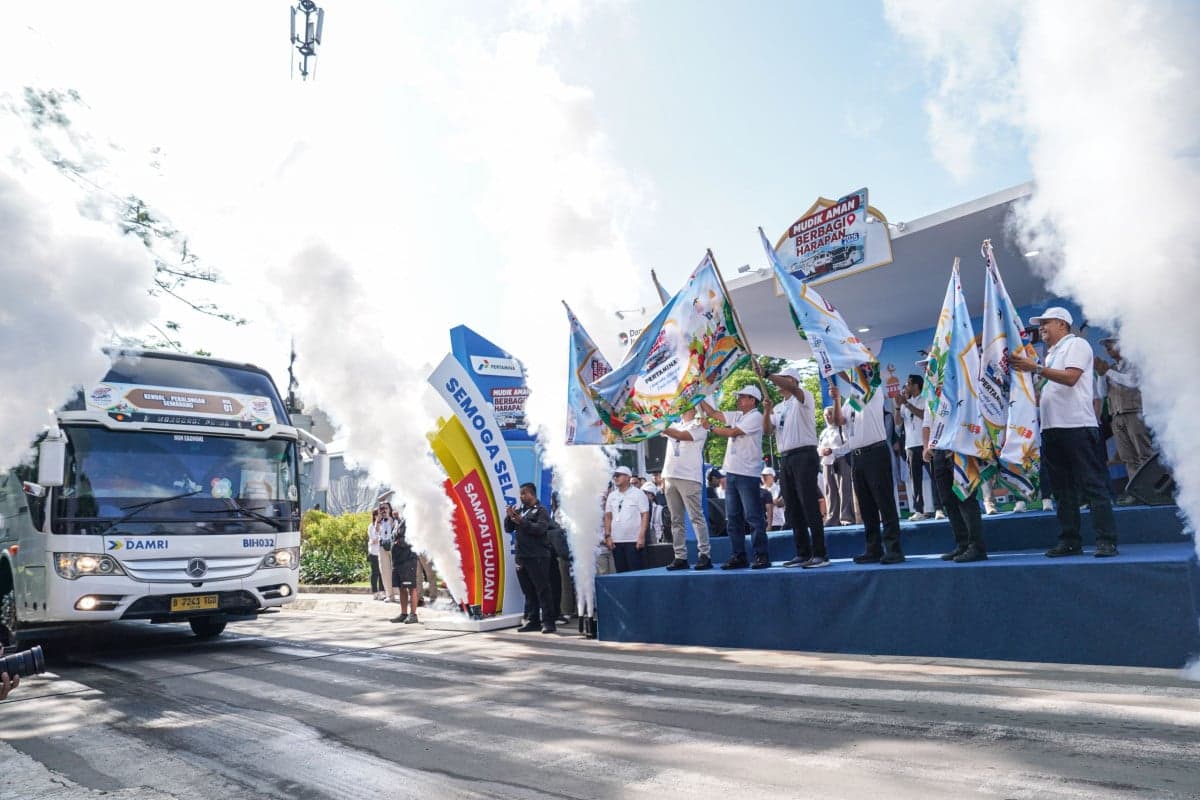 Pertamina Patra Niaga Berangkatkan Mitra Ojol Mudik Gratis Bareng MyPertamina Pertamina Patra Niaga Berangkatkan Mitra Ojol Mudik Gratis Bareng MyPertamina