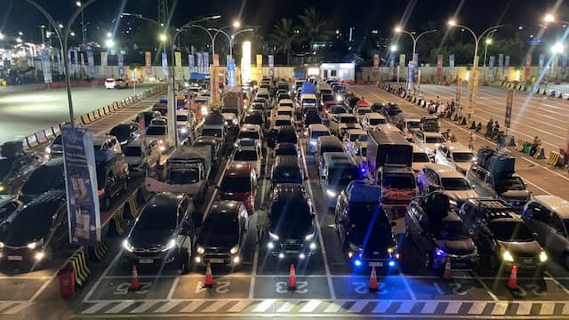 Arus Mudik Lebaran 2026, Ratusan Kendaraan Antre di Pelabuhan Merak Arus Mudik Lebaran 2026, Ratusan Kendaraan Antre di Pelabuhan Merak