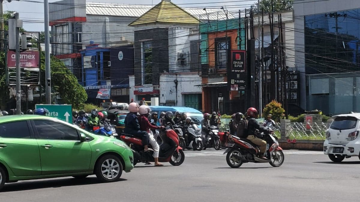 Arus Mudik di Jalur Pantura Menuju Jateng Mulai Padat, Didominasi Pemotor Arus Mudik di Jalur Pantura Menuju Jateng Mulai Padat, Didominasi Pemotor