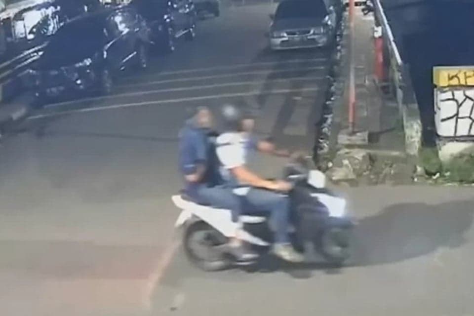 Polisi Sita Helm Pelaku Penyiraman Air Keras Aktivis KontraS Andrie Yunus Polisi Sita Helm Pelaku Penyiraman Air Keras Aktivis KontraS Andrie Yunus