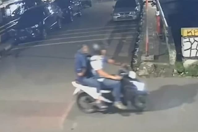 Polisi Sita Helm Pelaku Penyiraman Air Keras Aktivis KontraS Andrie Yunus Polisi Sita Helm Pelaku Penyiraman Air Keras Aktivis KontraS Andrie Yunus