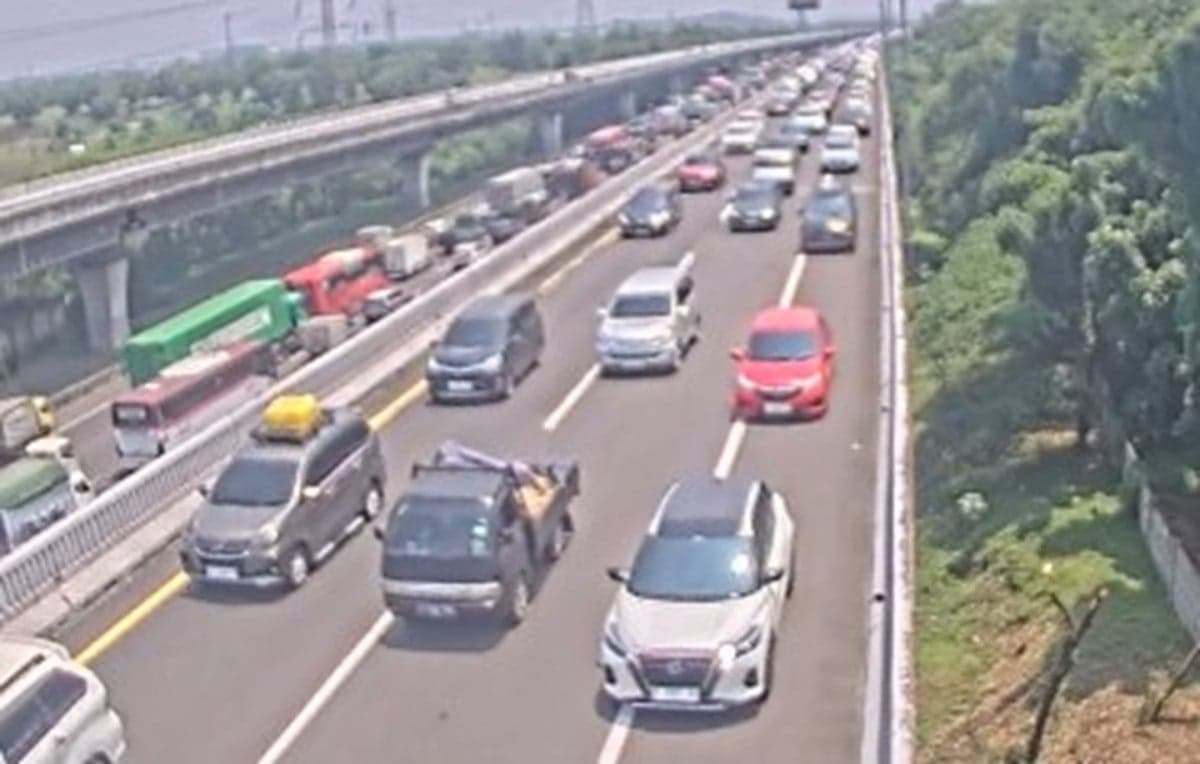 Tabrakan Beruntun di Tol Layang MBZ Km 46, Lalu Lintas Arah Cikampek Tersendat Tabrakan Beruntun di Tol Layang MBZ Km 46, Lalu Lintas Arah Cikampek Tersendat