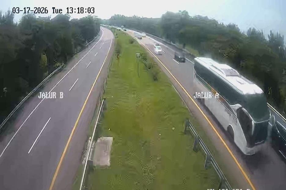 Bersiap Terapkan One Way, Jalur Arah Jakarta di Tol Cipali Mulai Disterilisasi Bersiap Terapkan One Way, Jalur Arah Jakarta di Tol Cipali Mulai Disterilisasi